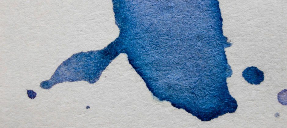 Aquarell: Blaue Farbe auf weissem Grund.